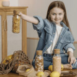 ### Vegane Ernährung in der Familie: Diese Nährstoffe zählen wirklich „Hast du heute daran gedacht, genug Eisen einzubauen? Und was ist mit Jod – oder Omega-3?“ Wenn du dich pflanzlich ernährst – und das vielleicht sogar für deine ganze Familie –, kommen solche Fragen irgendwann ganz automatisch. Und mit ihnen: Zweifel, Unsicherheit, vielleicht sogar ein schlechtes Gewissen. Aber du bist nicht allein. Und vor allem: Du musst keine Nährstoffexpertin sein, um deine Familie sicher und ausgewogen vegan zu ernähren. In diesem Artikel bekommst du einen klaren, liebevollen Überblick über die wichtigsten veganen Nährstoffe für Familien – fundiert, verständlich und alltagstauglich. Damit du nicht jeden Tag grübeln musst, sondern deiner pflanzlichen Küche mit gutem Gefühl vertrauen kannst. ### **Inhaltsverzeichnis** - [Warum Nährstoffwissen wichtig ist – gerade für Mamas](https://shevia.de/vegane-ernaehrung-in-der-familie-diese-naehrstoffe-zaehlen-wirklich/#warum-naehrstoffwissen-wichtig-ist) - [Keine Panik! Kritische Nährstoffe gibt es überall – auch bei Mischkost](https://shevia.de/vegane-ernaehrung-in-der-familie-diese-naehrstoffe-zaehlen-wirklich/#kritische-naehrstoffe-auch-bei-mischkost) - [Vitamin B12 – das Must-have](https://shevia.de/vegane-ernaehrung-in-der-familie-diese-naehrstoffe-zaehlen-wirklich/#vitamin-b12) - [Eisen – pflanzlich gut versorgt](https://shevia.de/vegane-ernaehrung-in-der-familie-diese-naehrstoffe-zaehlen-wirklich/#eisen) - [Vitamin D – Sonnenvitamin mit Sonderstatus](https://shevia.de/vegane-ernaehrung-in-der-familie-diese-naehrstoffe-zaehlen-wirklich/#vitamin-d) - [Omega-3 – für Herz, Gehirn & Zellschutz](https://shevia.de/vegane-ernaehrung-in-der-familie-diese-naehrstoffe-zaehlen-wirklich/#omega-3) - [Zink – kleines Spurenelement, große Wirkung](https://shevia.de/vegane-ernaehrung-in-der-familie-diese-naehrstoffe-zaehlen-wirklich/#zink) - [Jod – unterschätzter Nährstoff mit Folgen](https://shevia.de/vegane-ernaehrung-in-der-familie-diese-naehrstoffe-zaehlen-wirklich/#jod) - [Kalzium – stark für Knochen & Zähne](https://shevia.de/vegane-ernaehrung-in-der-familie-diese-naehrstoffe-zaehlen-wirklich/#kalzium) - [Selen – kleiner Helfer mit großer Wirkung](https://shevia.de/vegane-ernaehrung-in-der-familie-diese-naehrstoffe-zaehlen-wirklich/#selen) - [So gelingt dir die Nährstoffversorgung ganz entspannt und liebevoll](https://shevia.de/vegane-ernaehrung-in-der-familie-diese-naehrstoffe-zaehlen-wirklich/#naehrstoffversorgung-entspannt) - [Wichtige Begleitnährstoffe](https://shevia.de/vegane-ernaehrung-in-der-familie-diese-naehrstoffe-zaehlen-wirklich/#wichtige-begleitnaehrstoffe) - [Fazit](https://shevia.de/vegane-ernaehrung-in-der-familie-diese-naehrstoffe-zaehlen-wirklich/#fazit) ## **Warum Nährstoffwissen wichtig ist – gerade für Mamas** Du willst das Beste für deine Familie – und genau deshalb beschäftigst du dich mit deiner Ernährung. Vielleicht hast du schon begonnen, tierische Produkte zu reduzieren. Vielleicht lebt ihr längst vegan – oder ihr seid gerade auf dem Weg dorthin. Was auch immer dein Ausgangspunkt ist: Die Frage nach einer sicheren Nährstoffversorgung begleitet dich mit. Die gute Nachricht: Eine **vollwertige, vegane Familienernährung ist möglich**. Und sie kann nicht nur alle wichtigen Nährstoffe liefern, sondern auch jede Menge Freude, Leichtigkeit und Gesundheit in euren Alltag bringen. Was es dafür braucht, ist kein komplizierter Ernährungsplan – sondern ein grundlegendes Verständnis für ein paar **entscheidende Nährstoffe**, auf die du bewusst achten darfst. In diesem Artikel findest du einen kompakten Überblick über die [**kritischen Nährstoffe in der veganen Ernährung laut DGE**](https://www.dge.de/gesunde-ernaehrung/faq/faqs-vegane-ernaehrung/#c8275), speziell mit Blick auf Familien und Kinder. Damit du nicht alles wissen musst – aber genug, um sicher und mit gutem Gefühl durch den pflanzlichen Familienalltag zu gehen. **Wichtig:**Dieser Artikel ersetzt keine individuelle ärztliche Beratung. Gerade bei Kindern, Schwangeren oder besonderen gesundheitlichen Situationen ist es wichtig, regelmäßig den Nährstoffstatus ärztlich prüfen zu lassen und bei Fragen eine qualifizierte Ernährungsberatung hinzuzuziehen ## **Wachstum braucht mehr: was Kinder besonders brauchen:** Kinder sind keine kleinen Erwachsenen – ihr Körper wächst, ihr Gehirn entwickelt sich rasant, und genau deshalb haben sie ganz eigene Bedürfnisse. In der pflanzlichen Familienküche darfst du daher ein besonderes Auge auf einige Nährstoffe werfen: - **Vitamin B12** – für gesunde Nerven und die Entwicklung - **Omega-3-Fettsäuren** (DHA) – für Konzentration & Gehirnreife - **Kalzium & Vitamin D** – für starke Knochen und Zähne - **Eisen & Jod** – wichtig für Energie, Wachstum & Schilddrüse Mit bewusster Auswahl, kleinen Routinen und liebevollen Mahlzeiten kannst du deine Kinder vollwertig und sicher pflanzlich begleiten – ohne Druck, dafür mit ganz viel Herz. ## **Keine Panik! Kritische Nährstoffe gibt es überall – auch bei Mischkost** Wenn du das Wort „kritische Nährstoffe“ hörst, denkst du vielleicht sofort an Mangel, Einschränkungen oder komplizierte Diäten. Aber keine Sorge: Diese Nährstoffe gelten nicht nur in der veganen Ernährung als wichtig, sondern auch in der Mischkost – und teilweise betrifft es genau dieselben. Die Deutsche Gesellschaft für Ernährung ([DGE](https://www.dge.de/presse/meldungen/2020/vegan-vegetarisch-mischkost-nur-geringe-unterschiede/)) sieht zum Beispiel - Vitamin D - Jod - Folsäure - Eisen - Calcium - Omega-3-Fettsäuren (EPA, DHA) - Magnesium - Vitamin B2 (Riboflavin) als potenziell kritisch an – **ganz gleich, ob du dich pflanzlich oder mit Mischkost ernährst.** **Kritisch bedeutet hier: „besonders wichtig, auf die richtige Versorgung zu achten“ – aber nicht zwangsläufig Mangel oder Risiko.** Denn weder eine vegane Ernährung noch Mischkost sind per se automatisch gesund oder ungesund. Entscheidend ist, wie bewusst du deine Ernährung gestaltest und welche Lebensmittel du auswählst. Du bist also nicht allein mit diesen Themen – und mit ein paar einfachen Tricks und Wissen lässt sich eine nährstoffreiche, ausgewogene Ernährung für dich und deine Familie ganz natürlich umsetzen. ## **Vitamin B12 – das Must-have** Vitamin B12 ist der einzige Nährstoff, den du bei einer veganen Ernährung **unbedingt supplementieren musst** – auch für Kinder. Es kommt ausschließlich in tierischen Lebensmitteln vor und ist wichtig für die Zellteilung, das Nervensystem und die kindliche Entwicklung. Am einfachsten nimmst du B12 über **Tropfen, Lutschtabletten oder Sprays** ein. Geeignete Formen sind z. B. **Cyanocobalamin** oder **Methylcobalamin**. **Gemerkt:**In der veganen Familienküche ist B12 nicht verhandelbar.Ich probiere aktuell ein Präparat aus, das gut zu unserem Alltag passt. Bald findest du hier den Link – wenn es den Test besteht. ## **Eisen – pflanzlich gut versorgt** Eisen ist ein essenzieller Mineralstoff, der für die **Blutbildung** und das **Immunsystem** unverzichtbar ist. Besonders in der **veganen Ernährung für Familien** ist Eisen ein kritischer Nährstoff, da pflanzliches Eisen (Nicht-Häm-Eisen) vom Körper schlechter aufgenommen wird als das Häm-Eisen aus tierischen Produkten. Aber keine Sorge: Mit den richtigen **pflanzlichen Eisenquellen** und einfachen Ernährungstipps kannst du die Eisenaufnahme deutlich verbessern und so deine Familie gesund und kraftvoll versorgen. **Wichtige pflanzliche Eisenquellen für die vegane Familie:** - Hülsenfrüchte wie Linsen, Kichererbsen und Bohnen - Vollkornprodukte wie Haferflocken, Quinoa und Amaranth - Samen und Nüsse, besonders Sesam und Kürbiskerne - Dunkelgrünes Blattgemüse wie Spinat, Mangold und Grünkohl **Praktischer Ernährungstipp:** Kombiniere eisenreiche Mahlzeiten mit **Vitamin-C-reichen Lebensmitteln** wie Paprika, Brokkoli oder Zitrusfrüchten – so kann dein Körper pflanzliches Eisen besser aufnehmen. **Vermeide** direkt zum Essen **Kaffee, Schwarztee oder Kakao** – sie hemmen die Eisenaufnahme. Ein Glas Wasser oder Kräutertee sind die bessere Wahl. **Gemerkt:** Eisen aus pflanzlichen Quellen ist gut verfügbar – mit Hülsenfrüchten, Vollkorn und Vitamin C. So schützt du deine vegane Familie effektiv vor Eisenmangel. ## **Vitamin D – Sonnenvitamin mit Sonderstatus** Vitamin D ist kein typischer Nährstoff, den wir hauptsächlich über die Nahrung aufnehmen – sondern ein **Hormonvorläufer**, den der Körper durch **Sonnenlicht** selbst bildet. Gerade für Kinder im Wachstum ist Vitamin D wichtig für starke Knochen, das Immunsystem und viele Stoffwechselprozesse. Das Problem: In unseren Breitengraden reicht die Sonnenstrahlung **von Oktober bis März nicht aus**, um genügend Vitamin D zu bilden – auch nicht bei gesunder veganer Ernährung. Deshalb empfiehlt auch die DGE eine Supplementierung. **Wie deckst du Vitamin D sicher ab?** - In sonnenreichen Monaten (April–September): **täglich 15–30 Minuten mit unbedeckter Haut in die Sonne** – ohne Sonnencreme, aber bewusst dosiert - In den übrigen Monaten: **Vitamin-D-Supplement** – für Kinder oft als Tropfen, für Erwachsene z. B. als vegane Kapseln oder Sprays - Kombiniere Vitamin D idealerweise mit **Vitamin K2** und **etwas Fett**, um die Aufnahme zu verbessern **Praktischer Familientipp:** Mach die Vitamin-D-Einnahme zu einem kleinen **Familienritual**: Zum Beispiel im Winter morgens nach dem Frühstück. Vegane Tropfen lassen sich ganz einfach in Smoothies, Pflanzenmilch oder den Brei einrühren – ganz ohne Stress. **Gemerkt:**Vitamin D kann in unseren Breitengraden nicht zuverlässig über die Sonne gebildet werden – vor allem im Winter. Eine vegane Ernährung braucht deshalb in den meisten Fällen ein passendes Vitamin-D-Präparat. ![🌿](https://s.w.org/images/core/emoji/16.0.1/svg/1f33f.svg) ## **Omega-3 – für Herz, Gehirn & Zellschutz** **Omega-3-Fettsäuren** zählen zu den wertvollsten mehrfach ungesättigten Fettsäuren – und sie sind besonders wichtig für die **Entwicklung des kindlichen Gehirns**, die **Sehkraft**, das **Herz-Kreislauf-System** und entzündungshemmende Prozesse im Körper. In der veganen Ernährung ist es wichtig, gezielt auf Omega-3 zu achten – denn die wichtigsten Formen **EPA und DHA** kommen hauptsächlich in fettem Seefisch vor. Aber: Es gibt **vegane Alternativen**, die genauso gut funktionieren. **Pflanzliche Quellen für Omega-3:** - **ALA-Fettsäuren** (Umwandlungsvorstufe) stecken in:– Leinsamen, Chiasamen, Hanfsamen, Walnüssen– Leinöl, Hanföl, Rapsöl - **EPA & DHA direkt**:– Nur über veganes **Algenöl** erhältlich (in Tropfen- oder Kapselform)– Besonders wichtig in Schwangerschaft, Stillzeit und Kindheit Ich selbst verwende aktuell das vegane [**Omega-3-Öl von Norsan**](https://norsan.de/?utm_source=google&utm_medium=cpc&utm_campaign=01_%28DE%2BAT%29S%7CBrand%20-%20EXACT&gad_source=1&gad_campaignid=21155055298&gbraid=0AAAAADWzrUe4bURGAIv4vqzp-Z5qxqm6t&gclid=CjwKCAjwy7HEBhBJEiwA5hQNomsCut65ICGywin0Z46NQuePdQXwP35_FU_bAgoqSWjgw2AzAXV4choChKYQAvD_BwE) – für mich und meine Familie. Es lässt sich gut dosieren, schmeckt angenehm mild und passt wunderbar in unseren Alltag. Bald findest du hier auch meine persönliche Empfehlung dazu. **Praktischer Familientipp:** Nutze mildes Leinöl für Porridge oder Salatdressings – und ergänze bei Bedarf ein gutes **Algenöl-Präparat**. Viele Kinderpräparate sind geschmacksneutral oder fruchtig und lassen sich gut in den Alltag integrieren. **Gemerkt:**Omega-3 ist essenziell – auch in der veganen Ernährung. Achte auf tägliche ALA-Quellen wie Leinsamen – und ergänze bei Bedarf mit hochwertigem Algenöl, besonders für Kinder. ![🌿](https://s.w.org/images/core/emoji/16.0.1/svg/1f33f.svg) ## **Zink – kleines Spurenelement, große Wirkung** **Zink** ist ein echtes Multitalent: Es unterstützt die **Wundheilung**, stärkt das **Immunsystem** und ist wichtig für **Haut, Haare, Nägel** sowie die **Zellteilung** – besonders im Wachstum von Kindern spielt es eine zentrale Rolle. Pflanzliche Zinkquellen sind grundsätzlich vorhanden, allerdings ist Zink aus pflanzlichen Lebensmitteln **weniger gut bioverfügbar** als aus tierischen Produkten. Grund dafür sind sogenannte **Phytate**, die die Aufnahme hemmen können. Mit gezielter Auswahl und Zubereitung kannst du die Versorgung dennoch gut sicherstellen. Vollkornprodukte wie Haferflocken, Hirse oder Vollkornbrot liefern nicht nur wertvolles Zink, sondern sind auch tolle Alltagshelfer für deine vegane Familienküche. Mehr praktische Tipps dazu findest du in meinen Artikeln „[**Vollkorn leicht gemacht: 5 Tipps für deine vegane Familienküche**](https://shevia.de/vollkorn-leicht-gemacht-5-tipps-fuer-deine-vegane-familienkueche/)“ und „[**Vegane Familienküche: Power mit Vollkor**](https://shevia.de/vollkorn-die-unterschaetzte-power-fuer-deine-vegane-ernaehrung/)n“. **Pflanzliche Zinkquellen im Alltag:** - Vollkornprodukte (z. B. Haferflocken, Hirse, Vollkornbrot) - Hülsenfrüchte (Linsen, Kichererbsen, weiße Bohnen) - Nüsse & Samen, besonders Kürbiskerne, Cashews, Hanfsamen - Haferdrink (in angereicherten Varianten oft mit Zinkzusatz) **Praktischer Familientipp:** ![💡](https://s.w.org/images/core/emoji/16.0.1/svg/1f4a1.svg) Weiche Hülsenfrüchte und Vollkorngetreide vor dem Kochen ein und spüle sie gut ab – so reduzierst du den Phytatgehalt und verbesserst die Zinkaufnahme. Auch fermentierte Produkte wie Sauerteigbrot oder Tempeh sind hilfreich für eine bessere Bioverfügbarkeit. **Du willst mehr über Bioverfügbarkeit und Hülsenfrüchte wissen?** Hol dir jetzt den kostenlosen **Protein-Guide für Mamas & Familien**– mit praktischen Tipps, pflanzlichen Proteinquellen & alltagstauglicher Übersicht für eine gesunde vegane Ernährung. [Jetzt kostenlos herunterladen](https://shevia.de/vegane-proteinquelle-fuer-frauen-und-familien-kostenloser-guide-zum-einstieg/) **Gemerkt:**Zink ist wichtig für das Immunsystem, die Haut und das Wachstum.Durch Einweichen, Keimen oder Fermentieren kannst du die Aufnahme pflanzlichen Zinks deutlich verbessern. ## **Jod – unterschätzter Nährstoff mit Folgen** **Jod** ist essenziell für die Produktion der Schilddrüsenhormone, die den Stoffwechsel, das Wachstum und die geistige Entwicklung steuern. Gerade bei Kindern, Schwangeren und stillenden Müttern ist eine ausreichende Jodversorgung besonders wichtig. In der veganen Ernährung kann die Jodzufuhr kritisch sein, da viele pflanzliche Lebensmittel nur geringe Mengen enthalten. Gleichzeitig ist die Jodaufnahme stark von der Jodkonzentration im Boden abhängig, was regional variiert. **Pflanzliche Jodquellen:** - **Jodiertes Speisesalz** (achte auf vegane Produkte ohne Zusatzstoffe) - **Meeresalgen** (z. B. Nori, Wakame, Kelp) – jedoch in Maßen, da hohe Mengen schädlich sein können - **Jodhaltige Mineralwässer** (regional unterschiedlich) **Praktischer Familientipp:** Nutze regelmäßig jodiertes Speisesalz zum Kochen und Backen, aber in Maßen, um die tägliche Jodzufuhr zu sichern. Meeresalgen sind eine natürliche Jodquelle, sollten jedoch dosiert und nicht täglich in großen Mengen gegessen werden – besonders bei Kindern und Schwangeren. **Gemerkt:**Jod ist unverzichtbar für die Schilddrüse und die Entwicklung. Achte auf jodiertes Salz und eine bewusste Verwendung von Meeresalgen, um den Bedarf sicher zu decken. **Kalzium – stark für Knochen & Zähne** **Kalzium** ist der wichtigste Mineralstoff für den Aufbau und Erhalt von starken Knochen und Zähnen – besonders bei Kindern, Schwangeren und stillenden Müttern. Neben der Knochengesundheit spielt Kalzium auch eine Rolle bei der Muskel- und Nervenfunktion. In der veganen Ernährung ist Kalzium oft gut über pflanzliche Quellen und angereicherte Lebensmittel abzudecken, wenn du sie regelmäßig integrierst. **Pflanzliche Kalziumquellen:** - **Grünes Blattgemüse** wie Grünkohl, Brokkoli, Pak Choi - **Mit Kalzium angereicherte Pflanzenmilch** (z. B. Hafer-, Mandel-, Sojamilch) - **Tofu (besonders mit Kalziumsulfat hergestellt)** - **Mandeln und Sesamsamen (z. B. Tahin)** - **Getrocknete Feigen** **Praktischer Familientipp:**Integriere täglich kalziumreiche Lebensmittel wie grünes Gemüse und angereicherte Pflanzenmilch in den Speiseplan deiner Familie. Sesamsamen lassen sich wunderbar in Müslis, Smoothies oder als Tahin-Paste einbauen. **Gemerkt:**Selen ist ein kleiner Helfer mit großer Wirkung – besonders für das Immunsystem und die Schilddrüse deiner Familie. Achte auf ausgewogene Quellen, um langfristig gut versorgt zu sein. ## **Selen – der stille Schutzschild für dein Familiensystem** **Selen** ist ein essenzielles Spurenelement, das in der veganen Ernährung oft übersehen wird. Es schützt die Zellen vor oxidativem Stress, unterstützt die Schilddrüsenfunktion und stärkt das Immunsystem – besonders wichtig für Kinder im Wachstum. Da die Böden in Europa – und besonders in Deutschland – oft selenarm sind, kann es hilfreich sein, diesen Nährstoff gezielt in den Speiseplan zu integrieren. **Pflanzliche Selenquellen:** - **Paranüsse** (1–2 pro Tag reichen aus, bei Kindern lieber weniger als mehr) - Linsen, Vollkorngetreide, Brokkoli, KohlgemüsseRegional unterschiedlich: Selengehalt hängt stark vom Anbaugebiet ab **Praktischer Familientipp:** Ein bis zwei Paranüsse pro Tag können oft schon ausreichen – aber bitte nicht überdosieren, vor allem bei Kindern. Wechsle gern mit anderen Selenquellen ab, um auf Nummer sicher zu gehen. **Gemerkt:**Selen ist ein kleiner Helfer mit großer Wirkung – besonders für das Immunsystem und die Schilddrüse deiner Familie. Achte auf ausgewogene Quellen, um langfristig gut versorgt zu sein. ## **Wichtige Begleitnährstoffe in der veganen Familienernährung** Neben den kritischen Nährstoffen gibt es noch einige weitere Vitamine und Pflanzenstoffe, die deine Familie im Alltag unterstützen – auch wenn sie meist gut abgedeckt sind: - **Vitamin B2 (Riboflavin):** Wichtig für Energie, Haut und Nerven. Kommt in Mandeln, Vollkorn, grünem Gemüse und Pilzen vor. - **Folat (Vitamin B9):** Essenziell für Zellteilung und Wachstum. Reichlich enthalten in grünem Blattgemüse, Hülsenfrüchten und Vollkorn. - **Beta-Carotin (Provitamin A):** Unterstützt Sehkraft, Immunsystem und Zellschutz. Zu finden in Karotten, Kürbis, Süßkartoffeln und Spinat. **Gut zu wissen:**Diese Nährstoffe gelten bei einer abwechslungsreichen, pflanzlichen Ernährung als gut versorgt – ein Fokus auf Vielfalt und bunte Pflanzenküche ist der beste Weg, um deine Familie optimal zu unterstützen. ## **So gelingt dir die Nährstoffversorgung ganz entspannt und liebevoll** Vielleicht klingt das Thema „kritische Nährstoffe“ erst einmal kompliziert – aber keine Sorge: Mit ein paar einfachen Tricks und bewusster Auswahl lässt sich der Tagesbedarf ganz leicht decken. Hier ein Überblick, wie du mit leckeren, pflanzlichen Lebensmitteln und kleinen Helfern deinen Nährstoffbedarf für dich und deine Familie sicherstellst: - **Vitamin B12:** Ergänzungen oder angereicherte Lebensmittel (z. B. 1 Portion Supplement) - **Eisen & Zink:** Ca. 1 Handvoll Kürbiskerne (30 g) – am besten kombiniert mit Vitamin C aus Paprika, Brokkoli & Co. - **Omega-3-Fettsäuren:** 1 EL Leinsamenöl oder Chiasamen täglich - **Jod:** 1 Prise jodiertes Salz (ca. 2 g) oder gelegentlich Meeresalgen in Maßen - **Kalzium:** 250 ml angereicherte Pflanzenmilch **Hier alles auf einen Blick:** Speichere dir [hier](https://de.pinterest.com/theplantfulway/) gleich die Übersicht ab, um nichts zu vergessen! Mit diesen einfachen Bausteinen hast du eine tolle Basis, um deine vegane Familienernährung nährstoffreich und ausgewogen zu gestalten – ganz ohne Stress und mit viel Freude. (Bild) ## **Fazit** Vegane Ernährung für die Familie bedeutet nicht nur bewusste Fürsorge, sondern auch nachhaltige Gesundheit. Indem du achtsam auf die wichtigen Nährstoffe achtest, schenkst du deinen Liebsten nicht nur Energie, sondern auch Wachstum und Wohlbefinden – und das ganz ohne Stress. Vertraue deshalb auf die Kraft pflanzlicher Lebensmittel, ergänze bei Bedarf sinnvoll und gestalte euren Alltag gleichzeitig voller Freude und Balance. Denn nur so gelingt eine nährstoffreiche, vegane Familienküche mit Leichtigkeit und Herz.