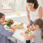 Erfahre, wie dir der Einstieg in die vegane Ernährung mit Kindern gelingt – mit einfachen Tipps, kindgerechten Rezepten und wichtigen Nährstoffinfos für einen gesunden Familienalltag.