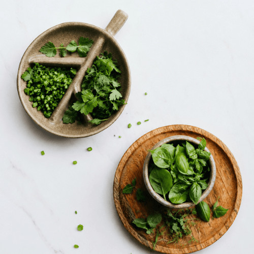 Gesunde vegane Zutaten wie Kräuter, Samen und Hefeflocken machen pflanzliche Mahlzeiten nahrhafter – einfach, unkompliziert und familientauglich.