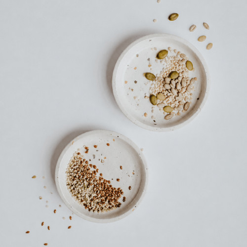Gesunde vegane Zutaten wie Kräuter, Samen und Hefeflocken machen pflanzliche Mahlzeiten nahrhafter – einfach, unkompliziert und für Frauen.