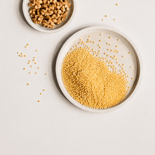 Entdecke, wie du mit veganem Hirse-Porridge voller Eisen und pflanzlicher Nährstoffe gesund und lecker in den Tag startest. Schritt-für-Schritt-Rezept, Tipps & Variationen.