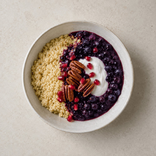 Entdecke, wie du mit veganem Hirse-Porridge voller Eisen und pflanzlicher Nährstoffe gesund und lecker in den Tag startest. Schritt-für-Schritt-Rezept, Tipps & Variationen.