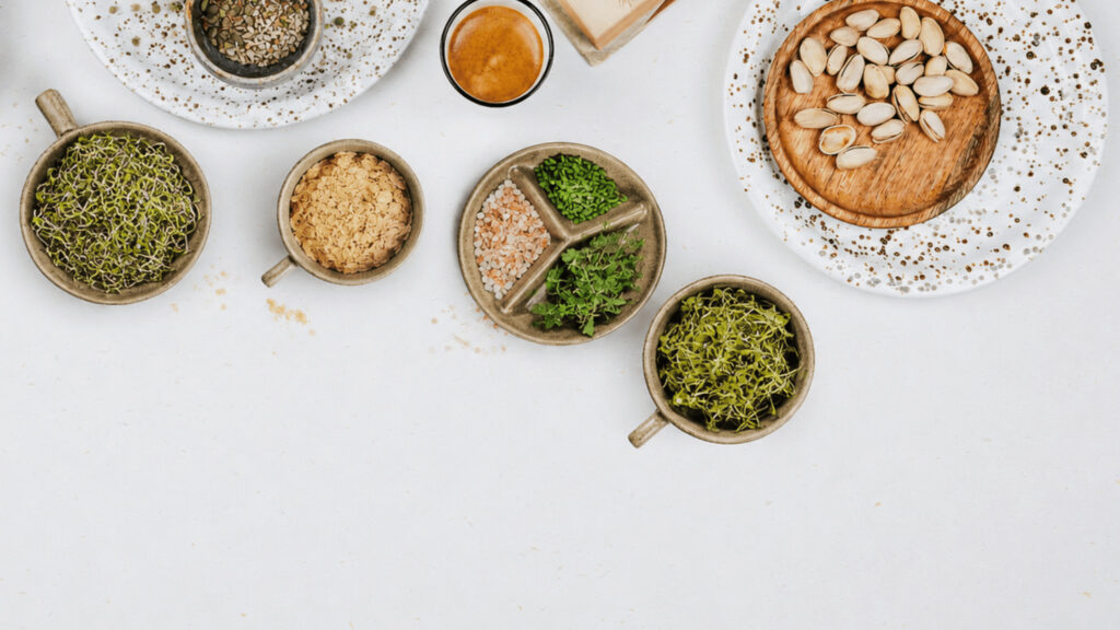 Gesunde vegane Zutaten wie Kräuter, Samen und Hefeflocken machen pflanzliche Mahlzeiten nahrhafter – einfach, unkompliziert und für Frauen.