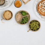 Gesunde vegane Zutaten wie Kräuter, Samen und Hefeflocken machen pflanzliche Mahlzeiten nahrhafter – einfach, unkompliziert und für Frauen.
