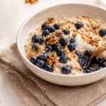 Entdecke, wie du mit veganem Hirse-Porridge voller Eisen und pflanzlicher Nährstoffe gesund und lecker in den Tag startest. Schritt-für-Schritt-Rezept, Tipps & Variationen für Frauen