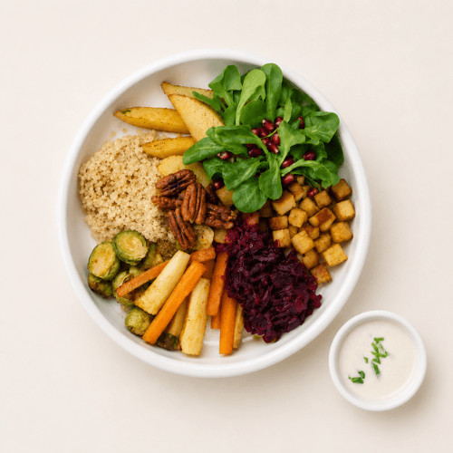 Vegane Winter Bowl mit saisonalem Gemüse, pflanzlichem Protein, Getreide und Nüssen für eine ausgewogene, nährstoffreiche Ernährung