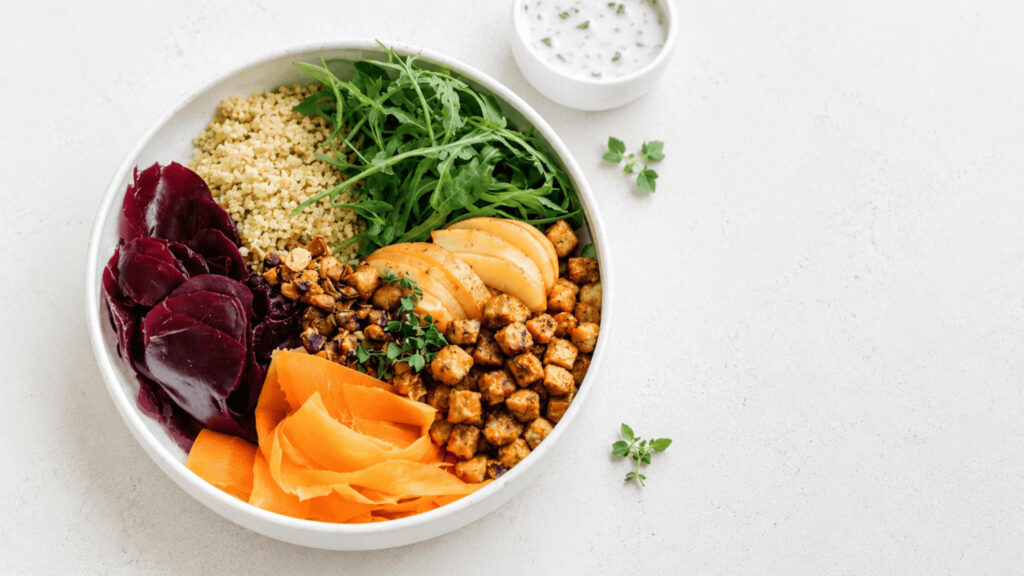 Vegane Winter Bowl mit saisonalem Gemüse, pflanzlichem Protein, Getreide und Nüssen für eine ausgewogene, nährstoffreiche Ernährung