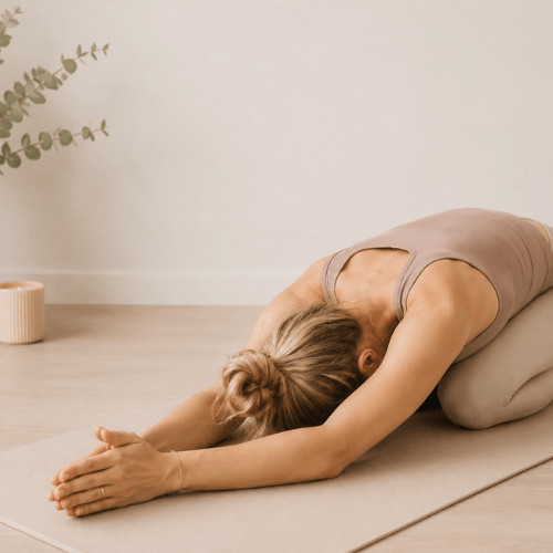 Frau im Alltag, die unter Mental Load steht und Schwierigkeiten hat, sich regelmäßig und gesund zu ernähren. Helle, natürliche Darstellung von Frauengesundheit, Ernährung, Stress und Alltagsbelastung. Symbolische Darstellung dafür, wie Erschöpfung, Decision Fatigue und mentale Last gesunde Ernährung im Alltag beeinflussen.