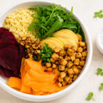 Rote-Bete-Hirse-Bowl – wärmend, eisenreich & stabil im Winter Rote-Bete-Hirse-Bowl – vegane Winterbowl mit Roter Bete, Hirse, Apfel und Nüssen, wärmend, eisenreich und alltagstauglich
