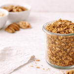 Proteinreiches Granola selber machen – ohne Industriezucker Proteinreiches Granola im Glas aus Sojaflocken und Nüssen, natürlich gesüßt und ohne Industriezucker selber machen