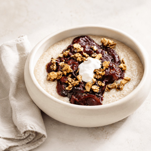Fünf einfache vegane Winterfrühstücke – Dinkelgrieß und Overnight Oats für ein sättigendes Frühstück mit stabiler Energie.