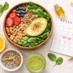 Helle, ruhige Darstellung einer pflanzenbasierten Ernährung im Zusammenhang mit dem weiblichen Zyklus, die zeigt, wie ausgewogene vegane Mahlzeiten Energie, Wohlbefinden und Zyklusbewusstsein unterstützen können.