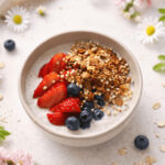 Veganes Frühstück mit Beeren, Getreide und pflanzlichen Proteinen – ausgewogenes Frühstück für Frauen mit Fokus auf stabile Energie und Blutzucker