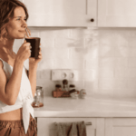 Frau im Alltag als Symbol für Protein für Frauen, Proteinbedarf und stabile Energie durch ausgewogene Ernährung.