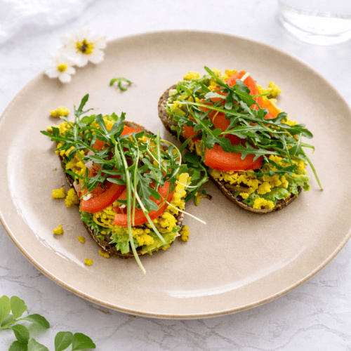Veganes Frühstück mit Beeren, Getreide und pflanzlichen Proteinen – ausgewogenes Frühstück für Frauen mit Fokus auf stabile Energie und Blutzucker