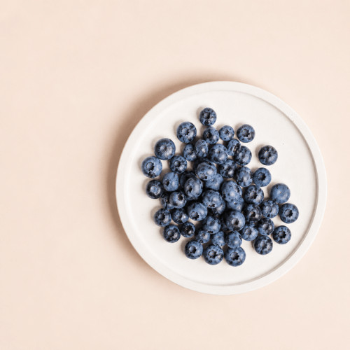 Gesunde Snacks und ruhiger Moment im Alltag für mehr Energie, Selbstfürsorge und hormonelle Balance im weiblichen Zyklus