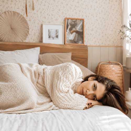 Gemütliche Selbstfürsorge während der Menstruation mit Tee und Decke, Ernährung während der Periode und weiblicher Zyklus im Alltag
