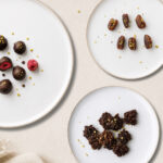 Vegane gesunde Snacks gegen Heißhunger wie Datteln mit Nussmus, Schoko Snacks und nährstoffreiche Energy Balls für stabile Energie und Blutzuckerbalance im weiblichen Zyklus