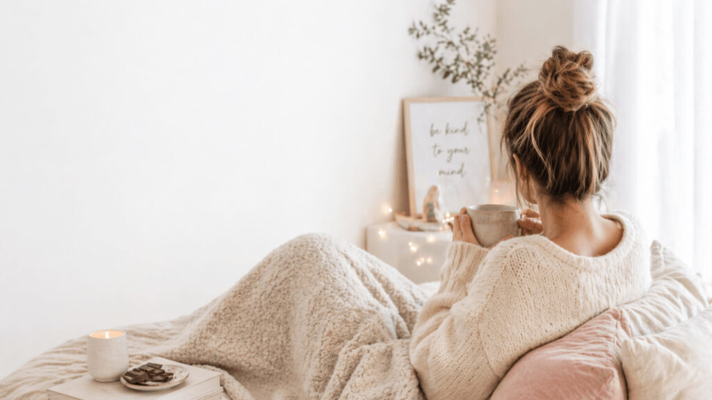 Gemütliche Selbstfürsorge während der Menstruation mit Tee und Decke, Ernährung während der Periode und weiblicher Zyklus im Alltag