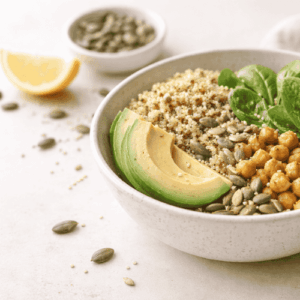 Frau erstellt eine gesunde Bowl und stellt ihre Bowl individuell zusammen für stabile Energie, ausreichend Protein und eine gute Nährstoffversorgung