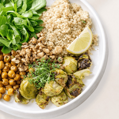 Pflanzliche Ernährung für ein starkes Immunsystem mit nährstoffreichen Lebensmitteln, Vitaminen und Mineralstoffen als Inspiration für eine ausgewogene Ernährung.