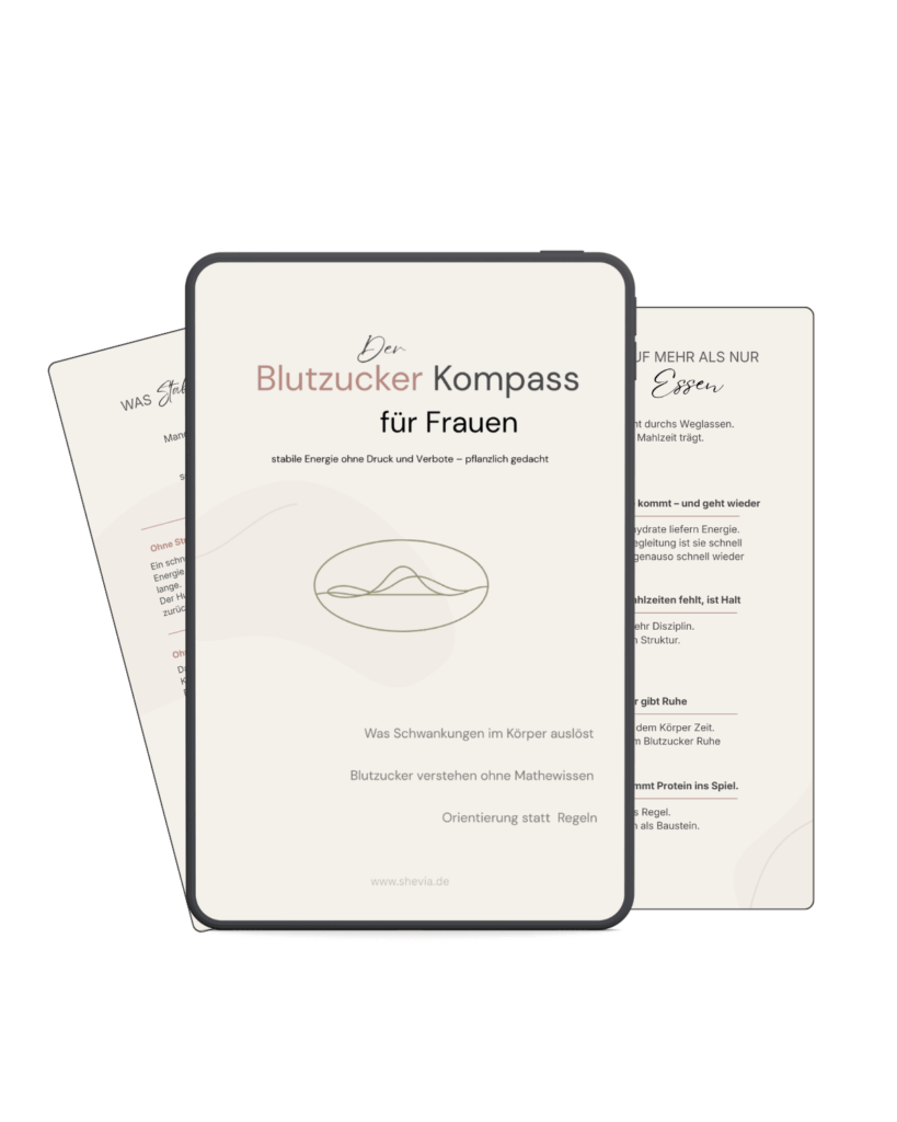 Tablet-Mockup des Blutzucker Kompass für Frauen mit Cover eines pflanzlichen Ernährungs-Guides