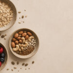 Blutzuckerfreundliche Ernährung mit Haferflocken, Nüssen, Samen und Beeren für stabile Energie, mehr Sättigung und weniger Heißhunger im Alltag von Frauen.
