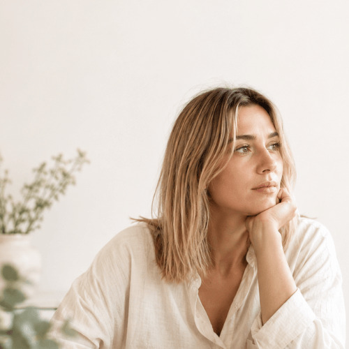 Vegane, nährstoffreiche Lebensmittel für Frauen wie gesunde Fette, Protein und vollwertige Zutaten zur Unterstützung von Zyklus, Hormonen und stabiler Energie im Alltag
