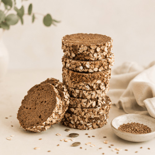 Ballaststoffreiches Vollkornbrot mit Haferflocken und Leinsamen als gesunde Quelle für Ballaststoffe.