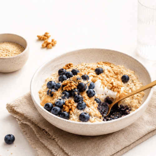proteinreiches Frühstück mit Hirse Blaubeeren für einen ausgewogenen Start mit stabiler Energie für Frauen.